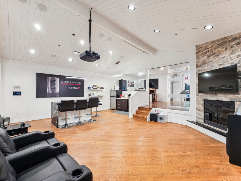 More Photos Of 175 W Beaver Creek Rd, Richmond Hill Light Distribution For Sale