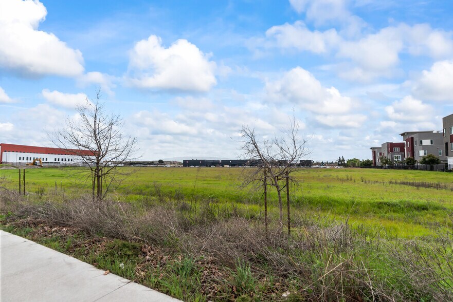 More Photos Of Dublin Blvd @ Kaiser Rd, Dublin Land For Sale