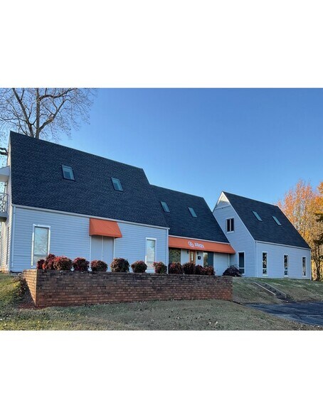 More Photos Of 300 Henry Pl, Spartanburg Flex For Lease