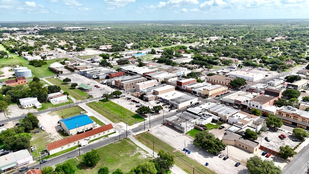 More Photos Of 209 N Washington St, Beeville Bar For Sale
