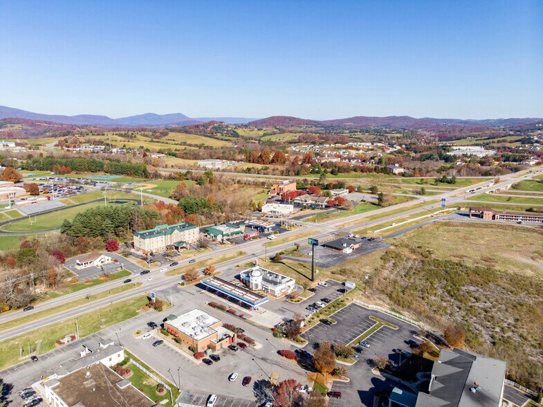 More Photos Of 869 N Lee Hwy, Lexington Bank For Sale