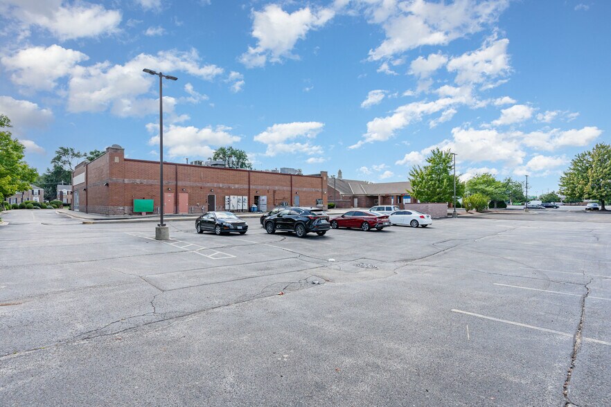 More Photos Of 5942-5948 W Touhy Ave, Niles Storefront For Sale
