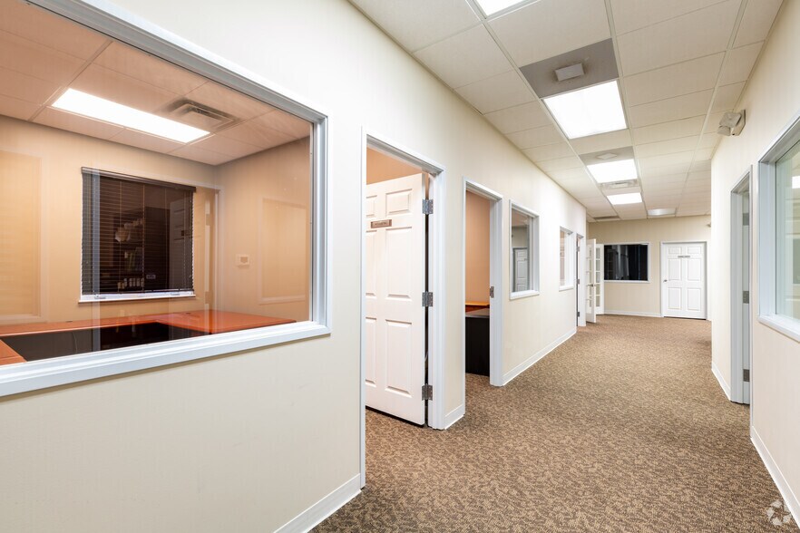 More Photos Of 36520 Grand River Ave, Farmington Hills Unknown For Lease