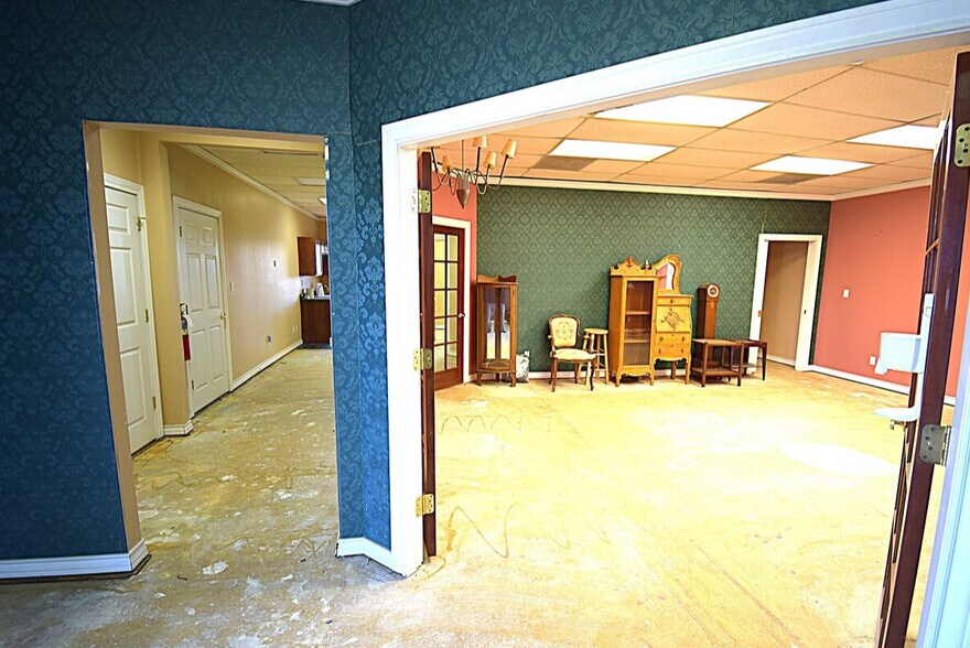 More Photos Of 1001 E Cedar Creek Pky, Seven Points Office For Sale