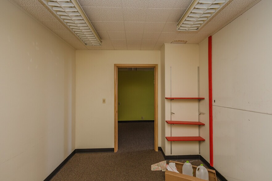 More Photos Of 722 N Main St, Newton Office For Sale