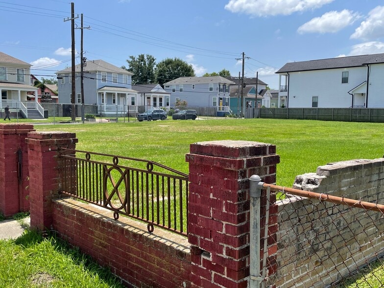 More Photos Of 2400 Delachaise St, New Orleans Specialty For Sale