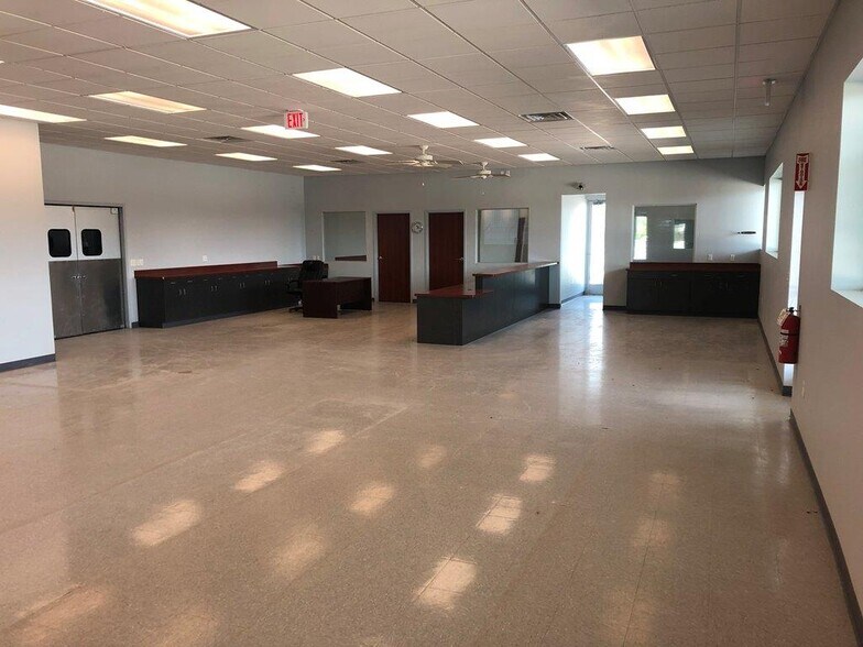 More Photos Of 1010 Mobeetie St, Canadian Light Distribution For Lease