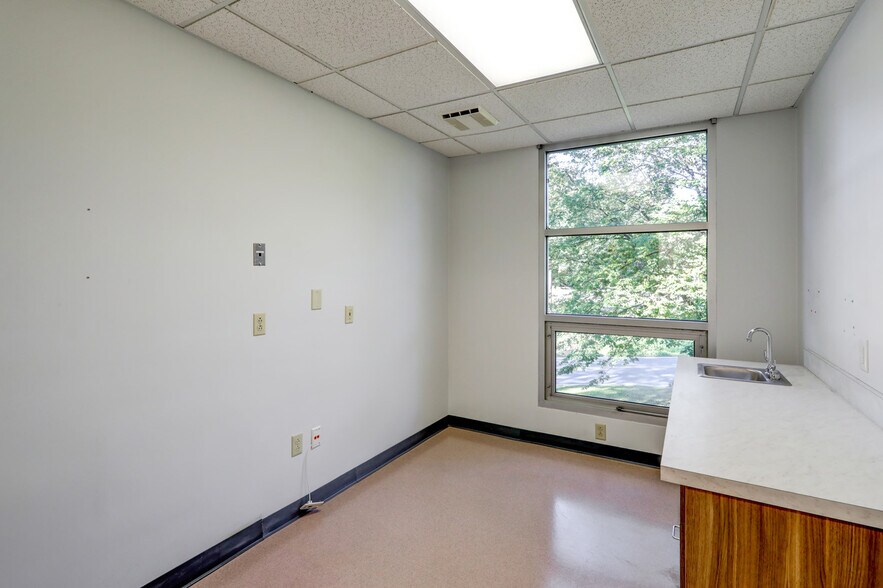 More Photos Of 2301 Columbia Ave, Lancaster Medical For Sale