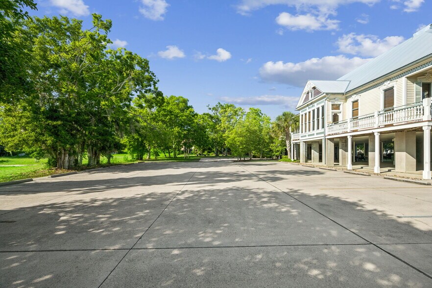 More Photos Of 2001 Lakeshore Dr, Mandeville Office For Sale