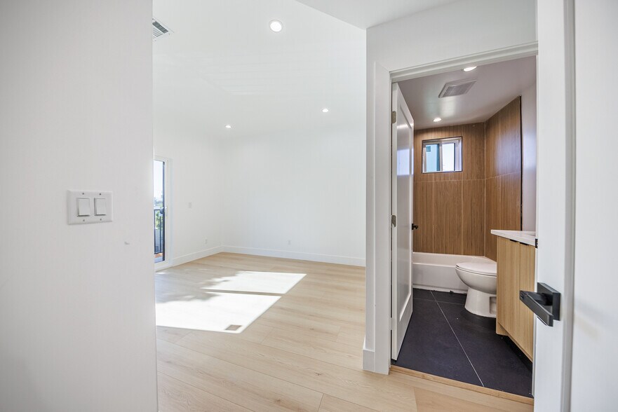 More Photos Of 2938 S Sycamore Ave, Los Angeles Apartments For Sale
