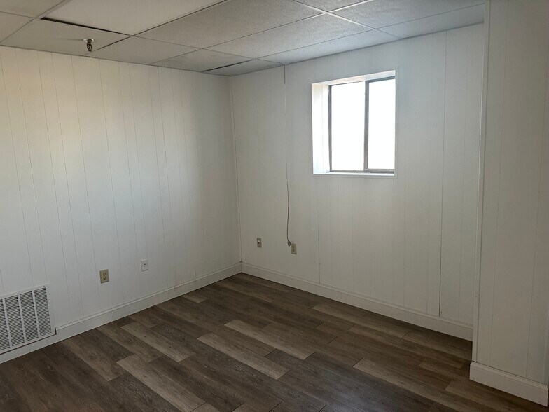 More Photos Of 1100 N Redmond Rd, Jacksonville Manufacturing For Lease