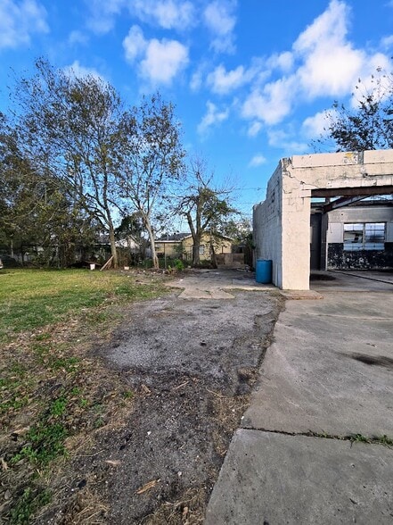 More Photos Of 6610 Highway 6, Hitchcock Freestanding For Sale