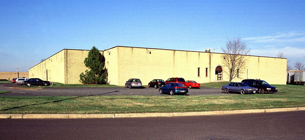 More Photos Of 11-19 Vincent Cir, Warminster Township Warehouse For Lease