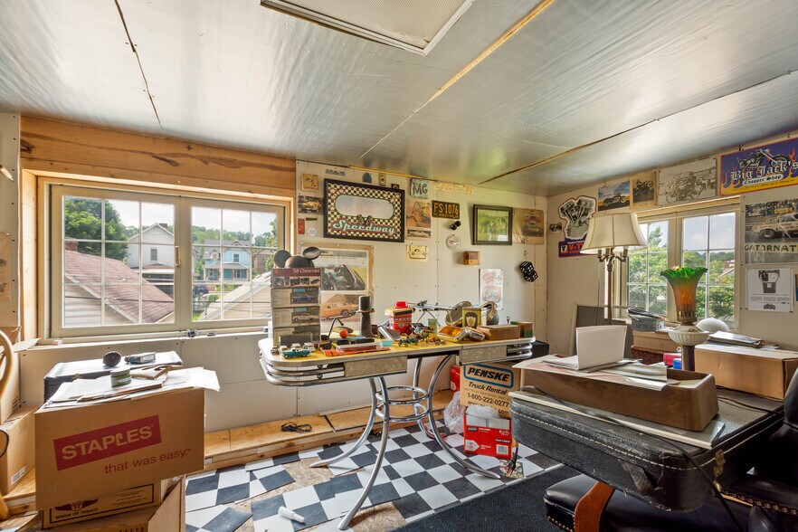 More Photos Of 1516 Pine Way, Coraopolis Showroom For Sale