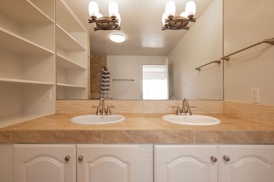 More Photos Of 1400 Maclovia Ln, Santa Fe Office Residential For Sale