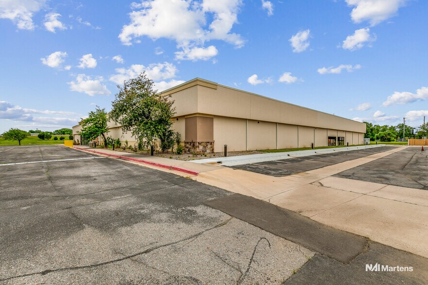 More Photos Of 7236 E Harry Ct, Wichita Office For Sale