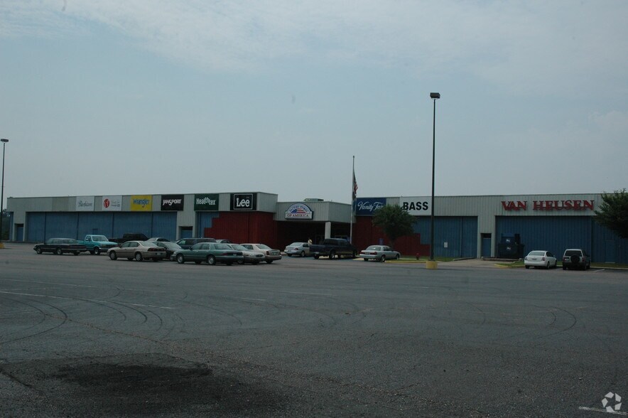 More Photos Of 700 Factory Outlet Dr, Arcadia Storefront For Lease
