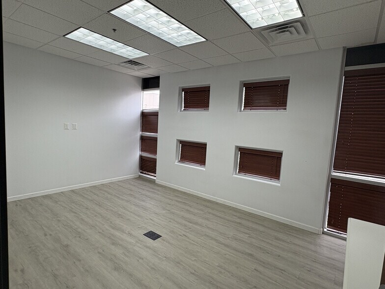 More Photos Of 2222 W Parkside Ln, Phoenix Research And Development For Lease