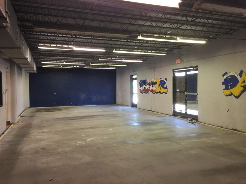More Photos Of 4244 W Waters Ave, Tampa Showroom For Lease