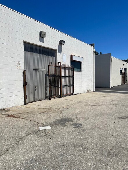 More Photos Of 19410-19420 Business Center Dr, Northridge Warehouse For Lease