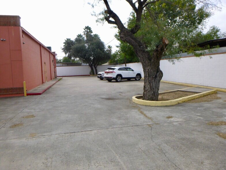 More Photos Of 2212 Santa Ursula Ave, Laredo Freestanding For Sale