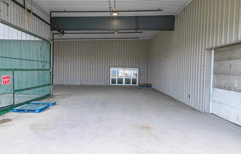 More Photos Of 1545 18th St N, Brandon Showroom For Lease