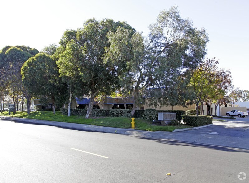 More Photos Of 8 Holland, Irvine Warehouse For Lease