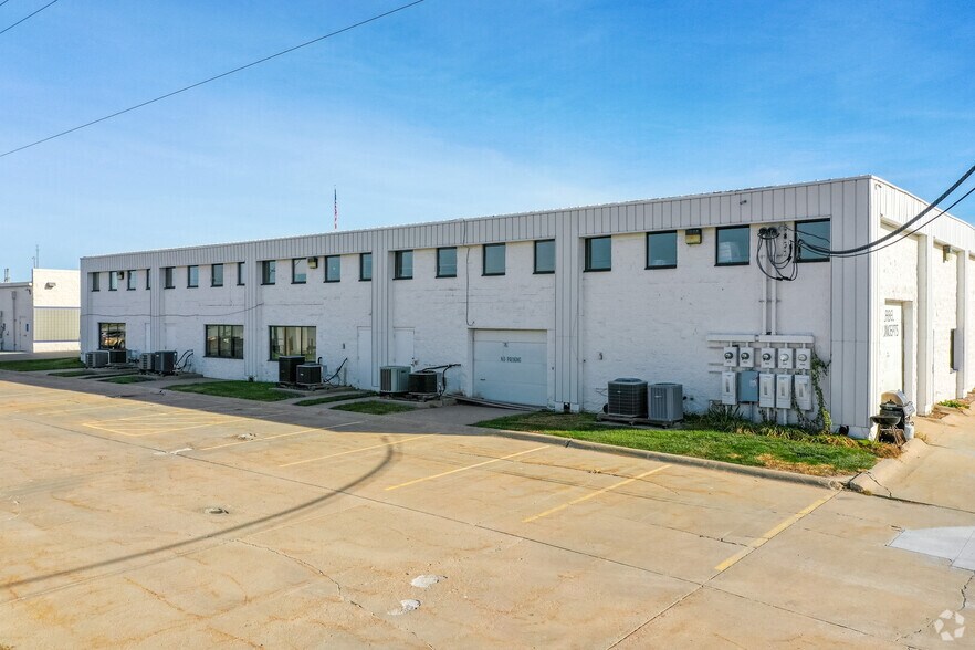 More Photos Of 4928-4944 S 114th St, Omaha Loft Creative Space For Lease