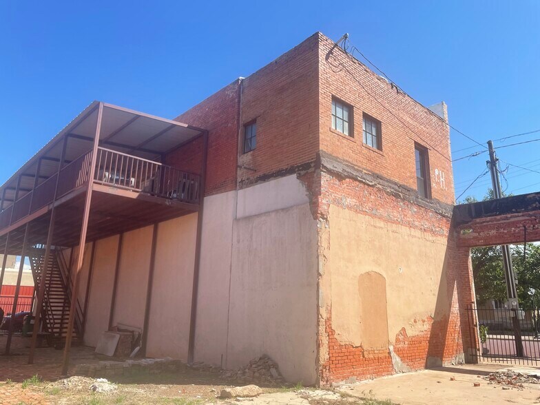 More Photos Of 101 N Waggoner St, Electra Flex For Sale