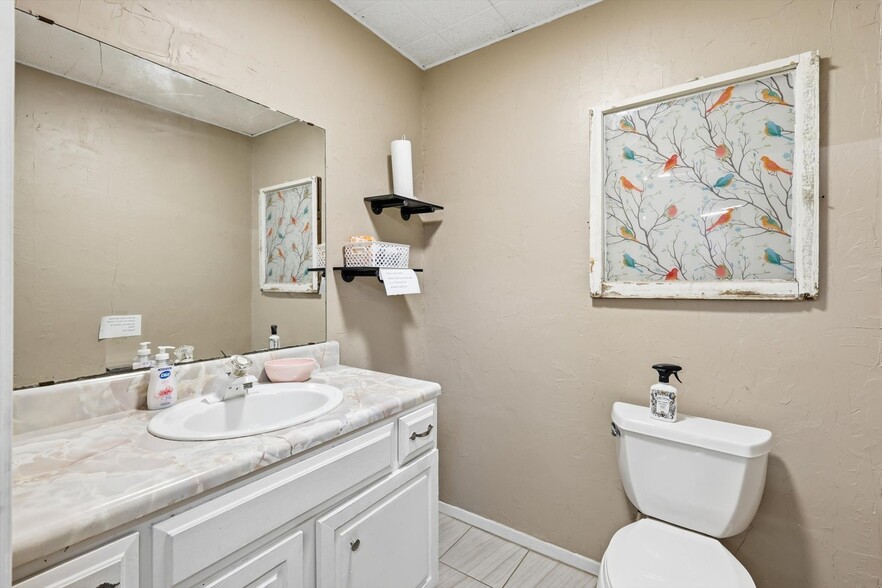 More Photos Of 504 Granbury St, Cleburne Storefront For Sale