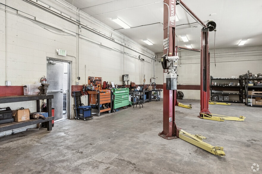 More Photos Of 221 11th Ave N, Nampa Auto Repair For Sale