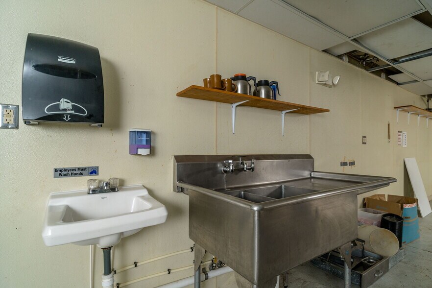 More Photos Of 2323 W Main St, Waynesboro General Retail For Sale