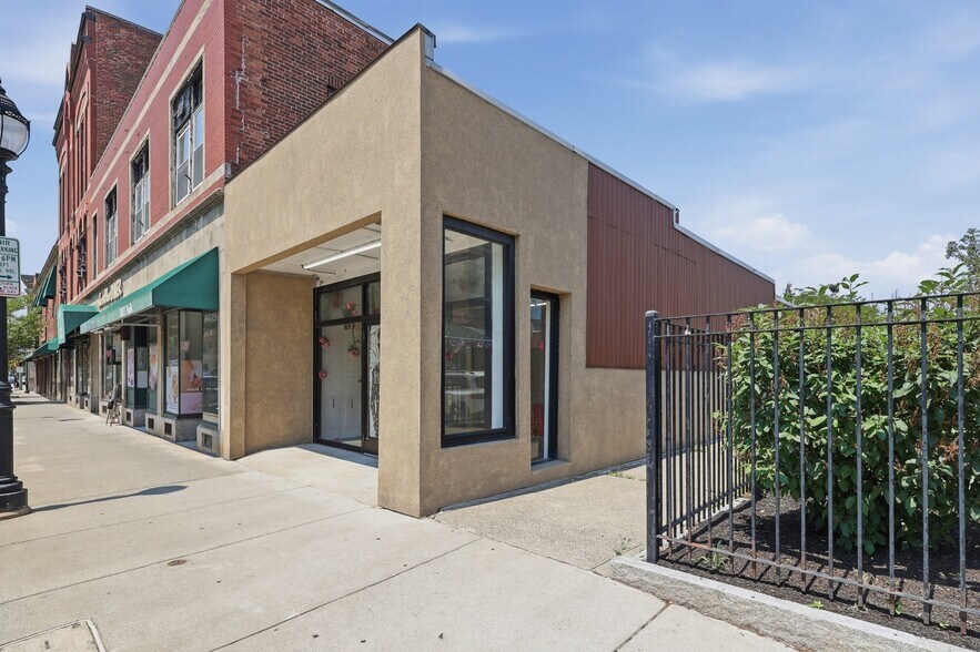 More Photos Of 649 Main St, Waltham Storefront For Sale