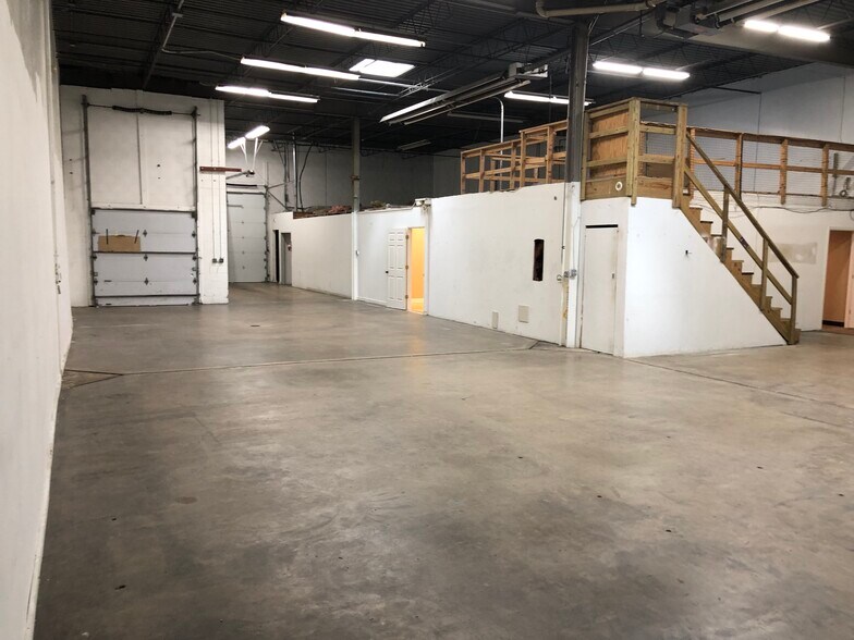 More Photos Of 22272 N Pepper Rd, Lake Barrington Warehouse For Lease