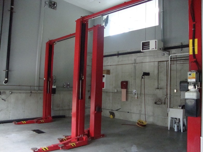 More Photos Of 282 N Broadway, Salem Auto Dealership For Lease