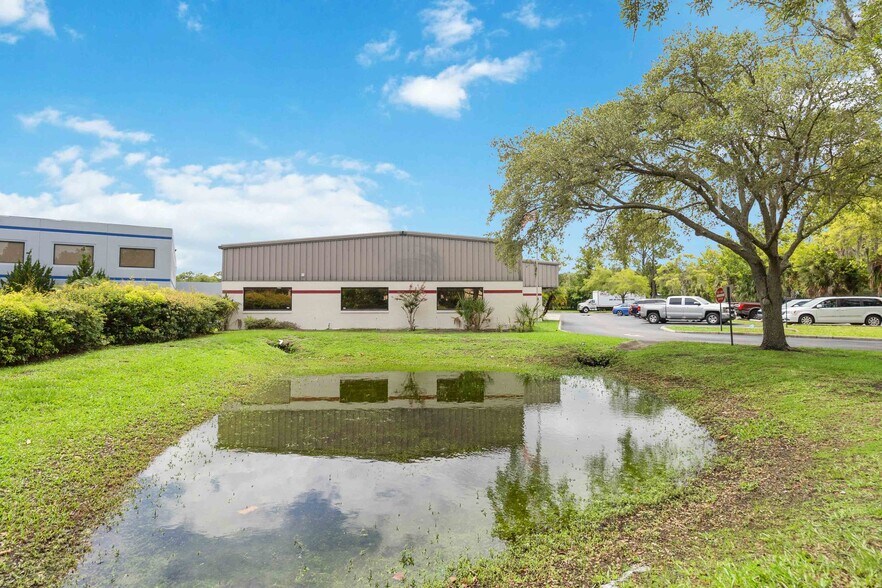 More Photos Of 1076 Florida Central Pky, Longwood Warehouse For Lease
