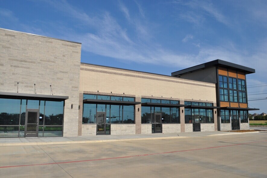 More Photos Of 590 W Frontier Pky, Celina Storefront Retail Office For Lease