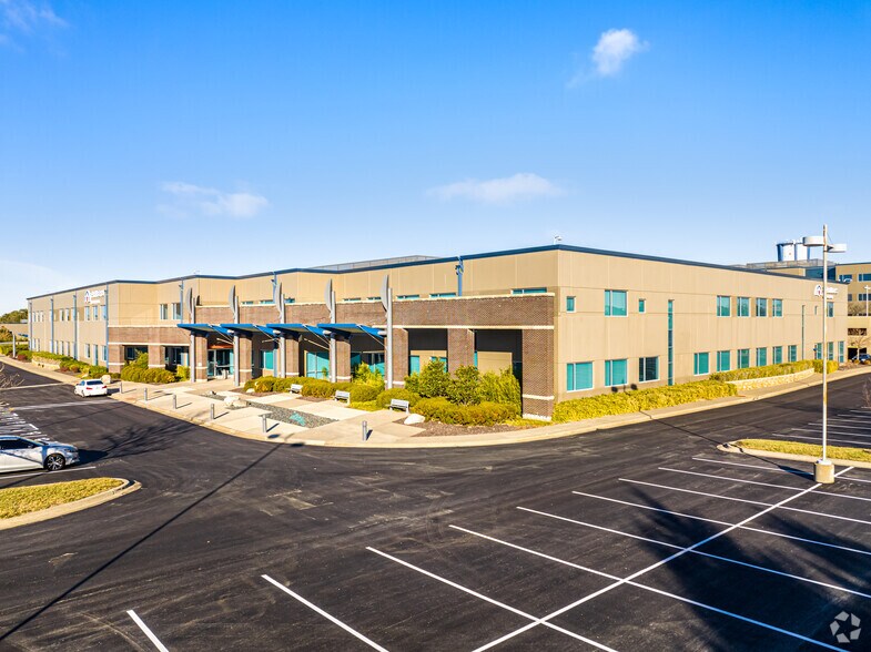 More Photos Of 17000 W 119th St, Lenexa Flex For Lease