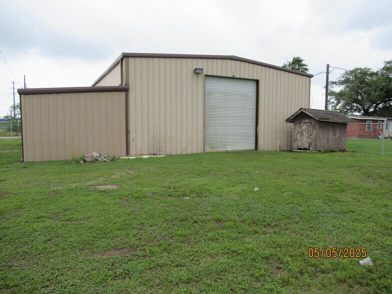 More Photos Of 530 E 2nd St, Freeport Warehouse For Lease