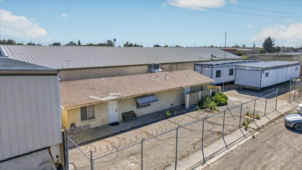 More Photos Of 925 M St, Firebaugh Manufacturing For Sale