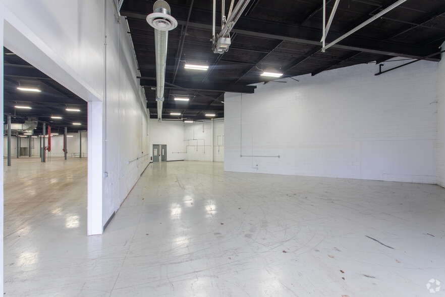 More Photos Of 7080 N Mccormick Blvd, Lincolnwood Warehouse For Lease