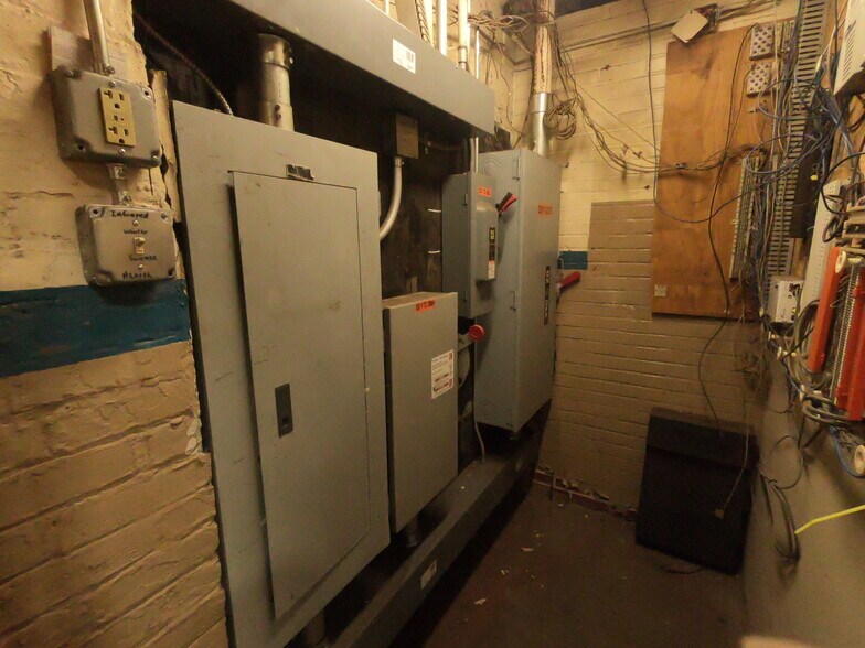 More Photos Of 145 1st Dr NE, New Philadelphia Flex For Lease