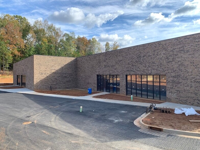 More Photos Of 1325 Calvary Creek Pky SW, Gainesville Showroom For Lease