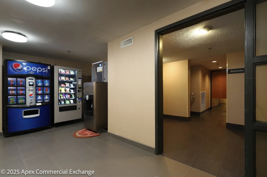 More Photos Of 525 N Canal Rd, Lansing Hotel For Sale