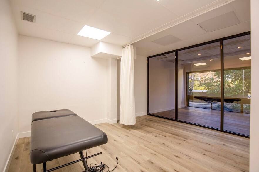 More Photos Of 29350 Pacific Coast Hwy, Malibu Office For Sale