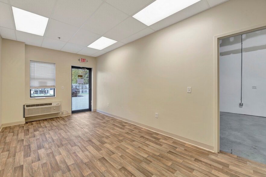 More Photos Of 400 Carson Dr, Bear Light Distribution For Lease