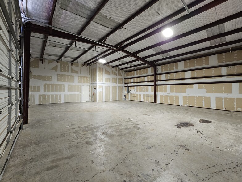 More Photos Of 1650 Vision Dr, Abilene Flex For Lease