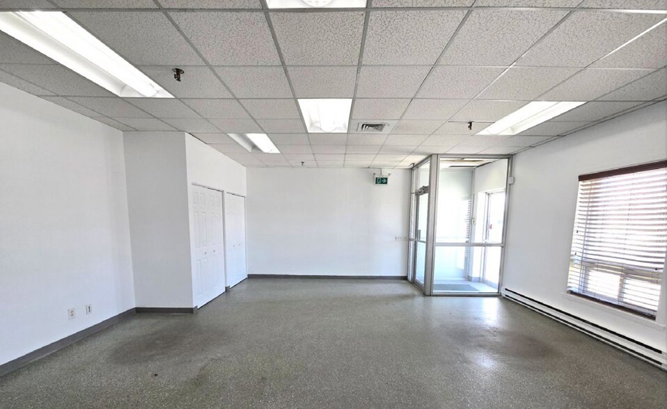 More Photos Of 650-840 Boul Du Curé-Boivin, Boisbriand Distribution For Lease