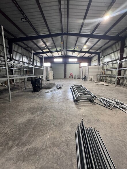 More Photos Of 2225 Kingston St, Kenner Light Distribution For Sale