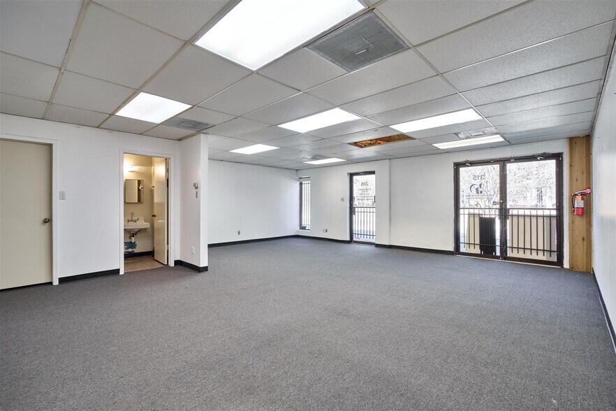 More Photos Of 1300 S Frazier St, Conroe Unknown For Lease